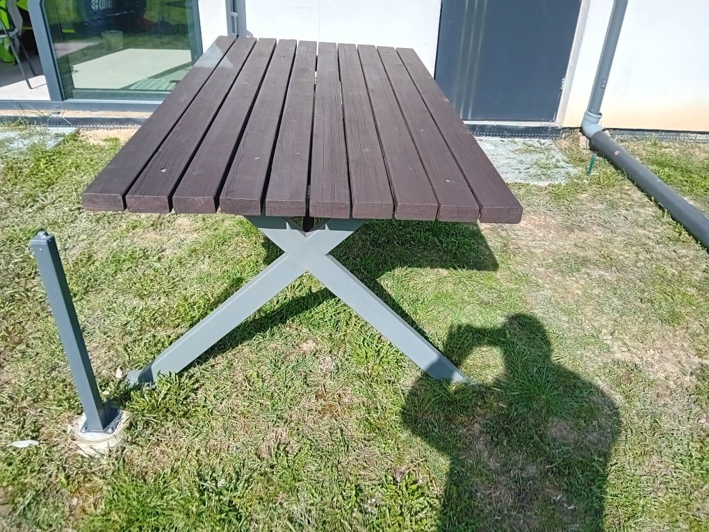 Stół ogrodowy duży masywny.