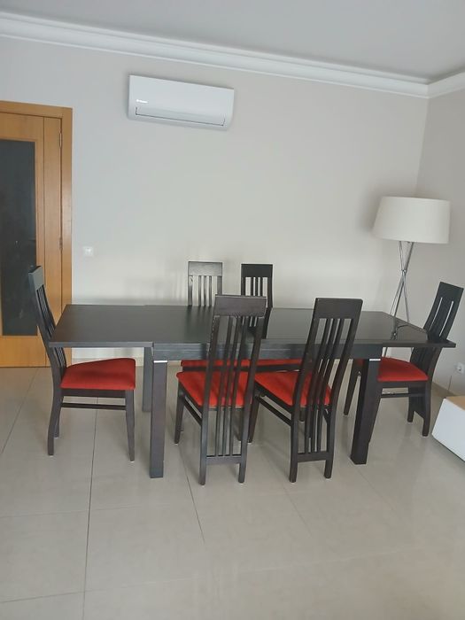 Mesa de jantar extensivel e cadeiras