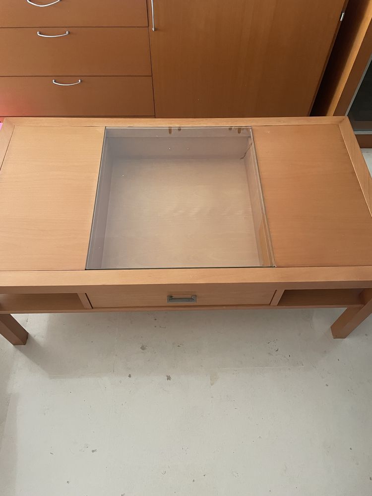 Mesa de centro em tom madeira
