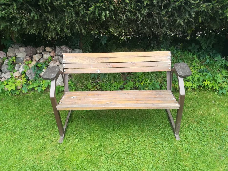 Masywna ławka ogrodowa