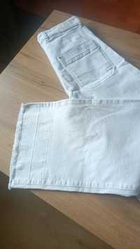Białe szeroki spodnie