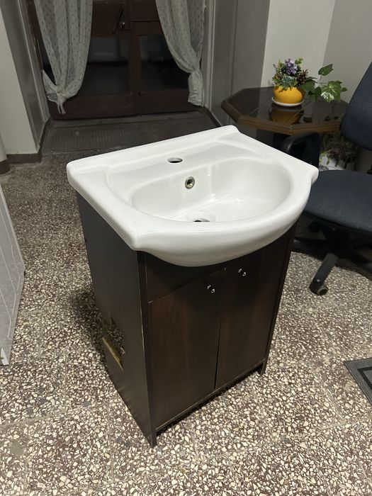 Szafka z umywalką łazienkową