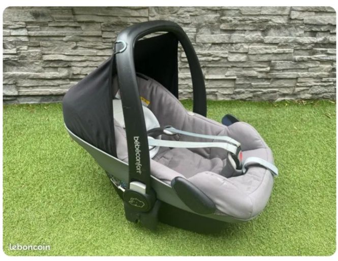 Carrinho de bebê Confort, incluindo o ovo para bebê. 
Apresenta-se em