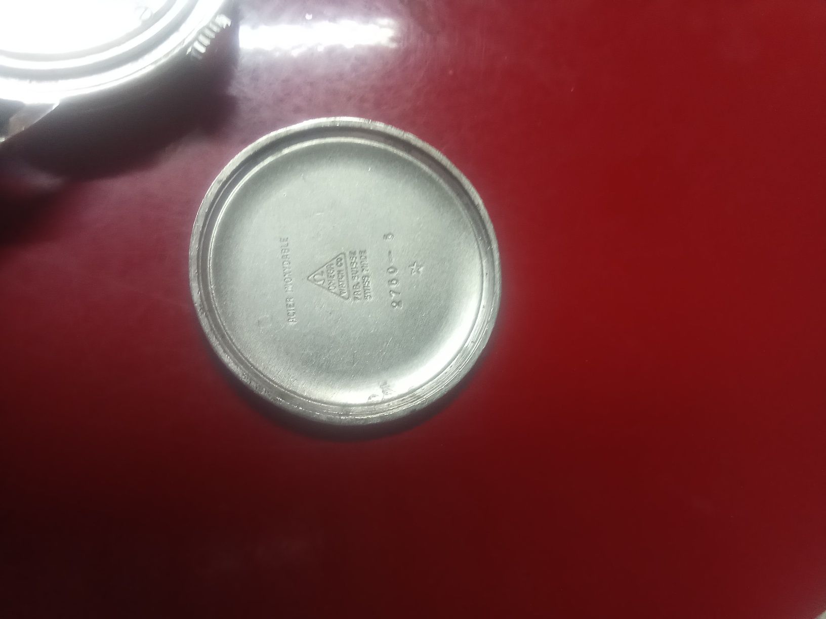 Omega Estrela Vermelha. Aço.