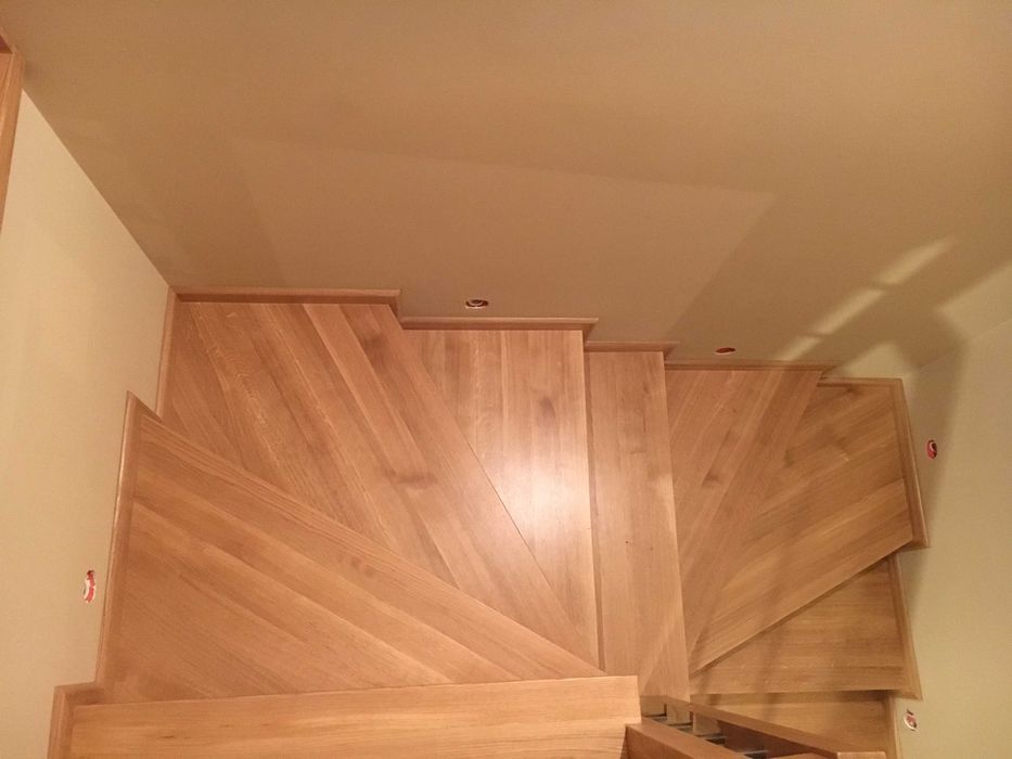 Schody dębowe z balustradą