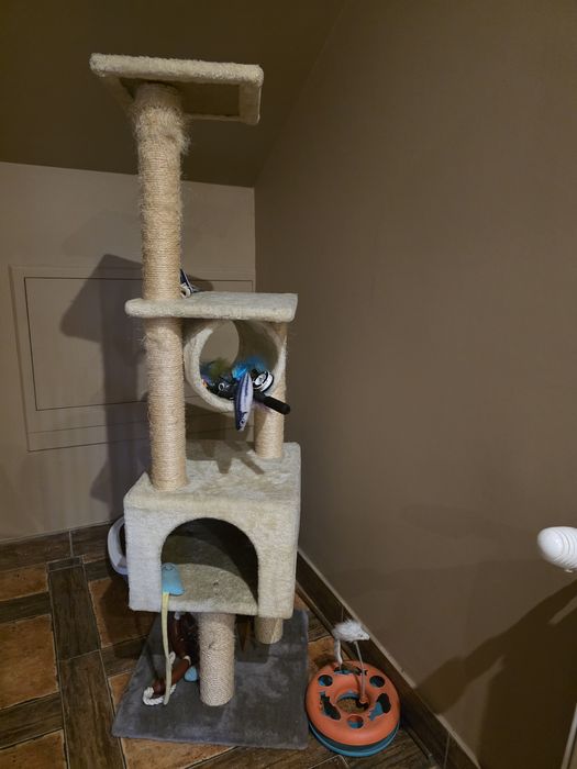 Drapak dka kota nieużywany 150cm z zabawkami