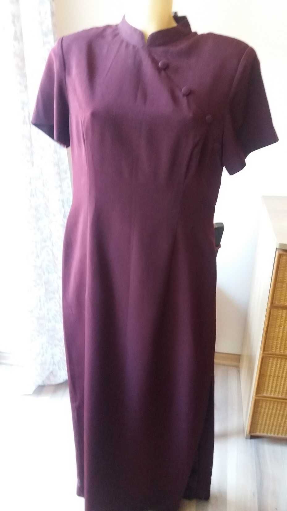 Długa suknia, prosta, elegancka, kolor ciemny burgund
