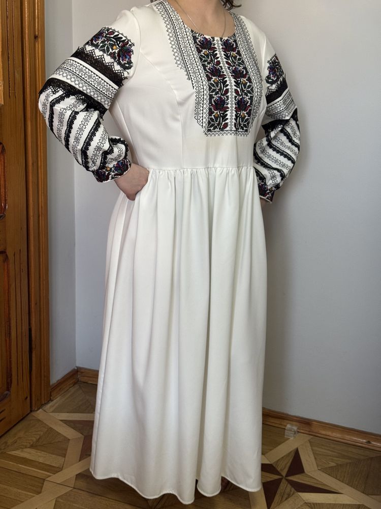 Вишита сукня ( одягнена один раз )