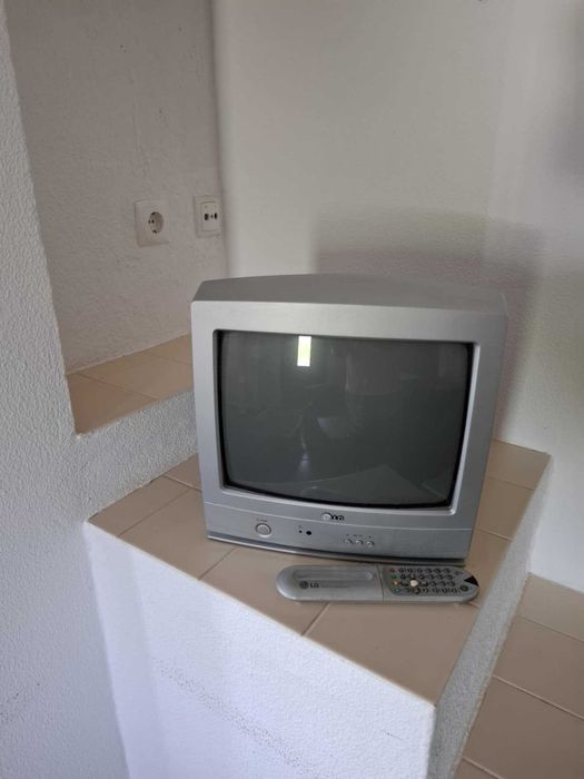 TV LG cinzenta e Grunding preta antigas
