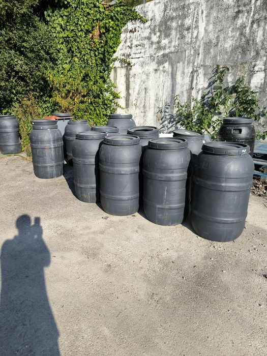 Bidões pretos com tanpa