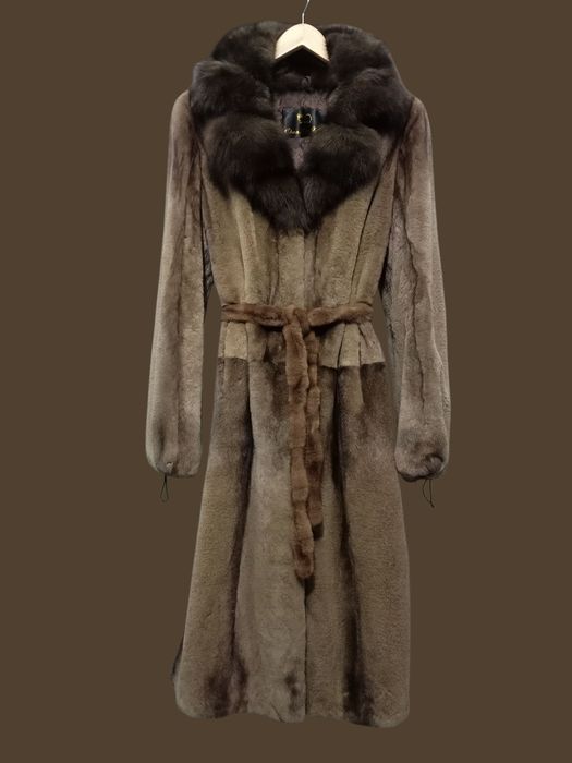 Новая. В груди 110см. Норковая шуба с соболем (с сединой).