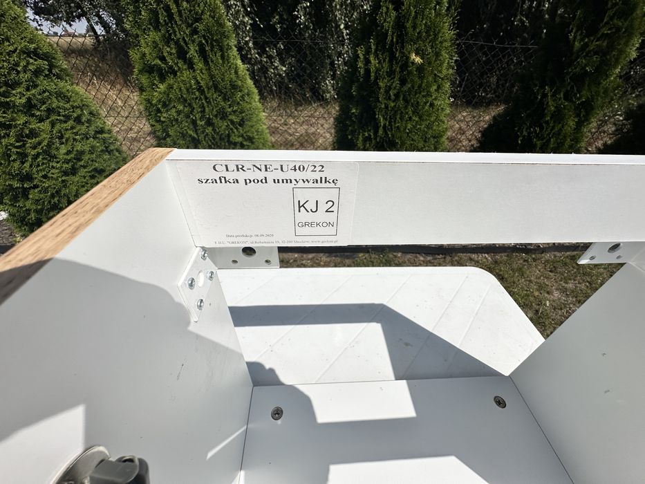 Mała szafka pod umywalkę