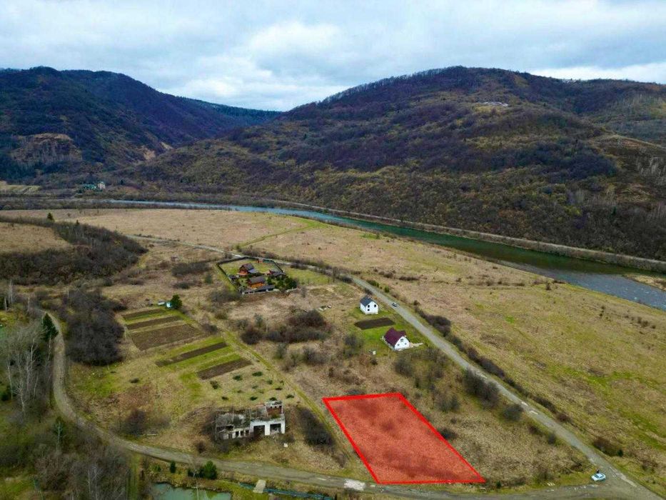 Продаж землі посеред гір