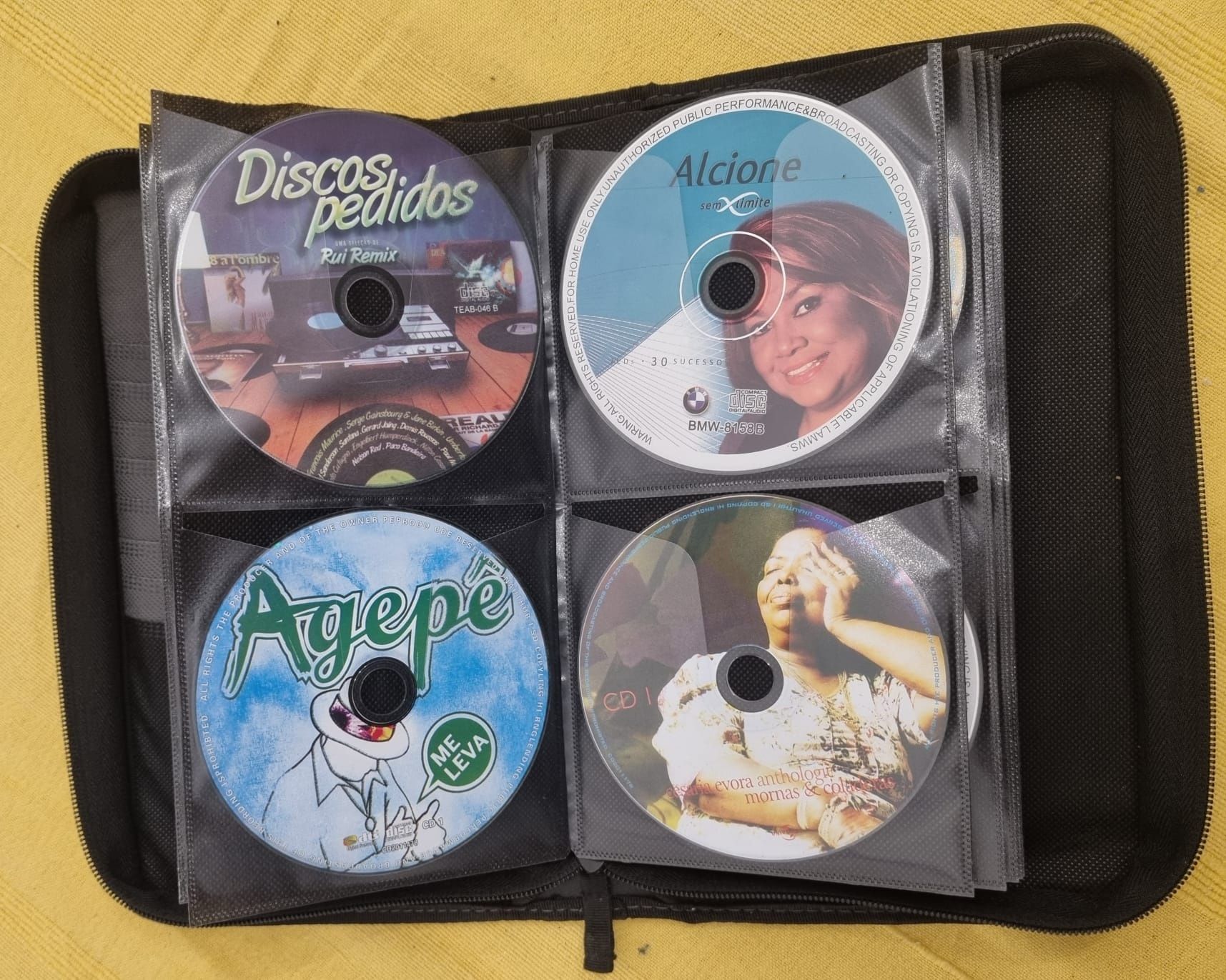 Mala de CDS vários Musicas Africanas alguns