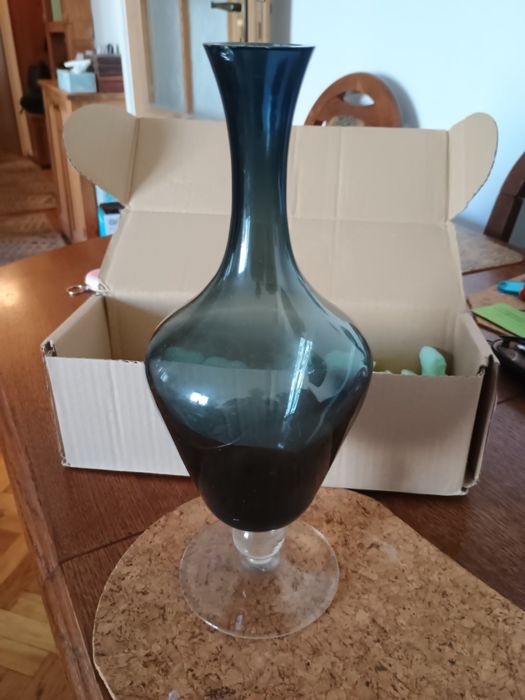 Karafka z czarnego dymionego szkla