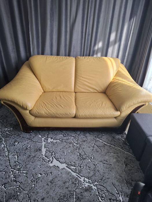 Світлий шкіряний диван + два чорних шкіряних крісла