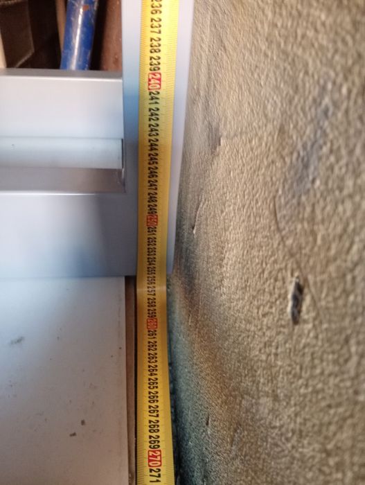 Металеви ношки подстолье.