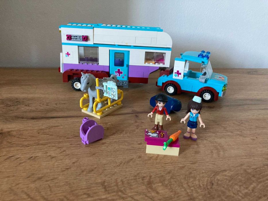 конструктор LEGO Friends Ветеринарная машина для лошадок (41125)