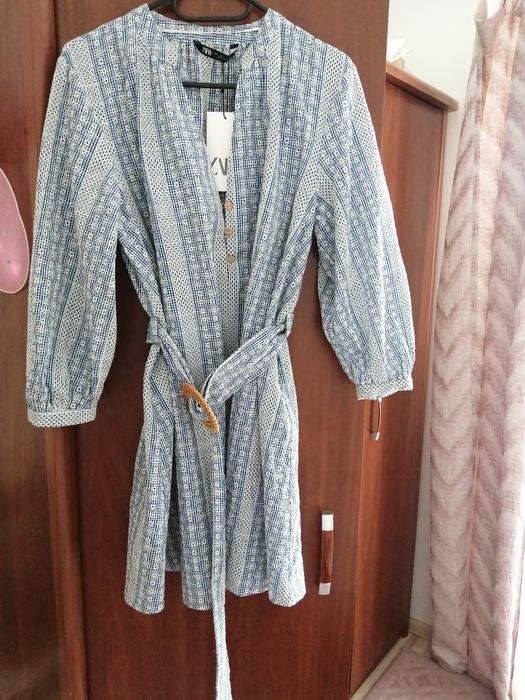 Sukienka Zara z ażurowym zdobieniem L