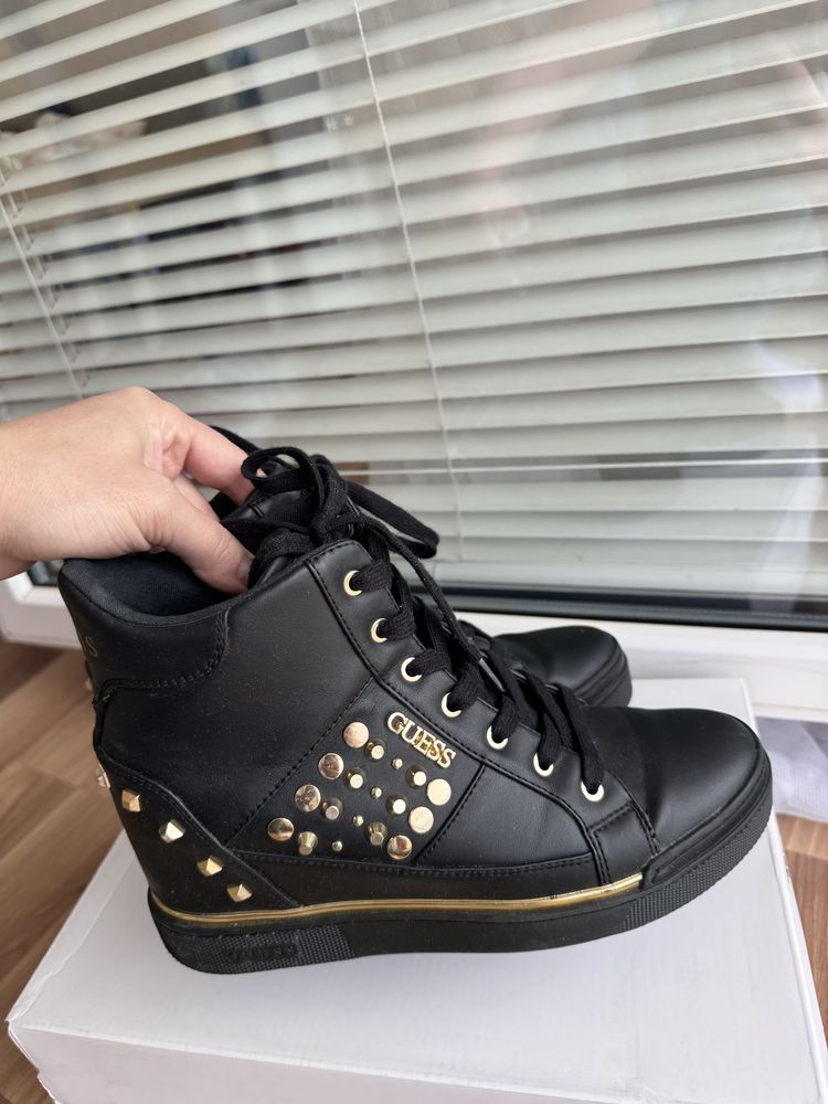 Guess sneakersy z ćwiekami na koturnie model Feelixi rozmiar 39