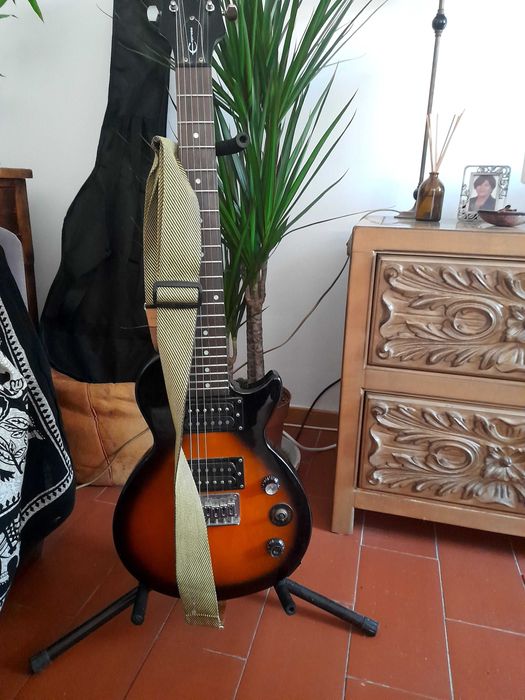 Vendo guitarra eléctrica quase nova!/÷/