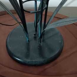 Candeeiro alto em metal