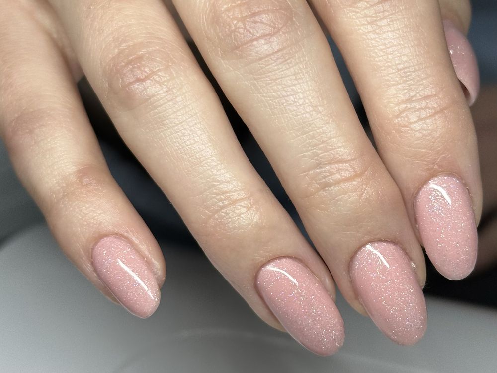 Modelki manicure, paznokcie żelowe, przedłużanie paznokci