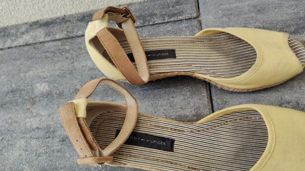 Sandały Tommy Hilfiger r. 38 / 24,5 cm koturn żółte