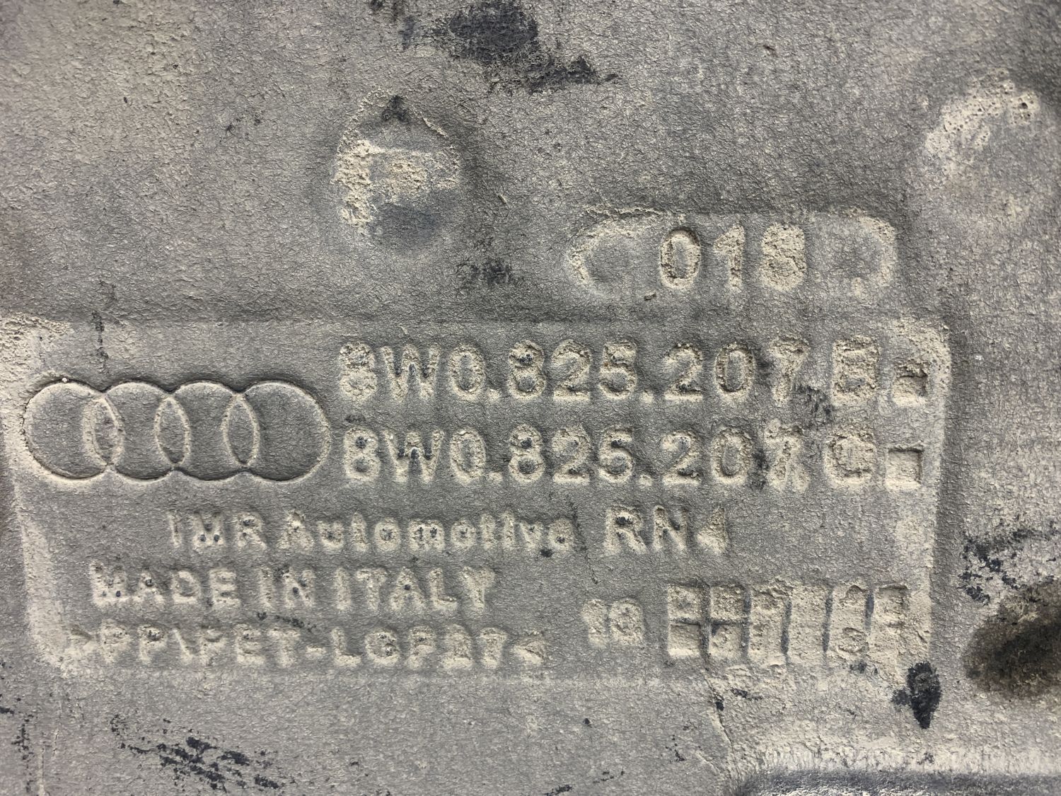 Защита днища левая 8W0825207C для Audi A4 B9 2015-2022