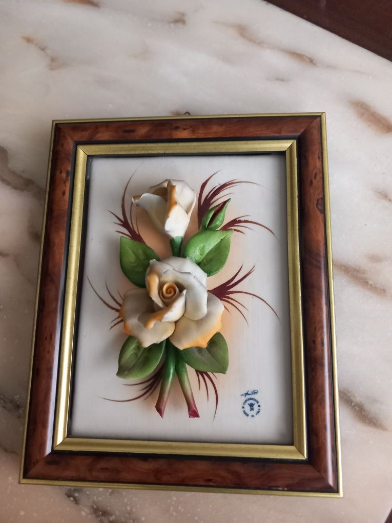 Moldura com flores de porcelana CAPODIMONTE