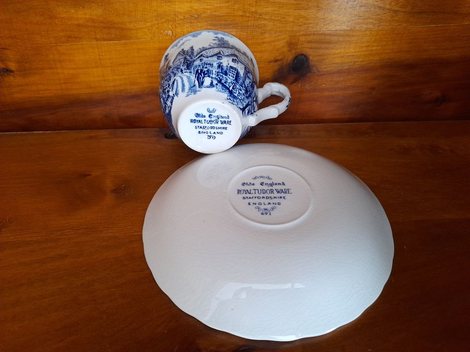 Conjunto chávena e pires Royal Tudor Ware