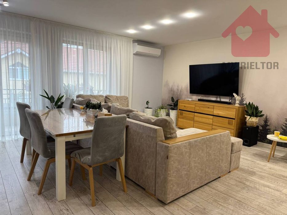 Сучасний будинок з сонячними панелями та гаражем у новому районі.