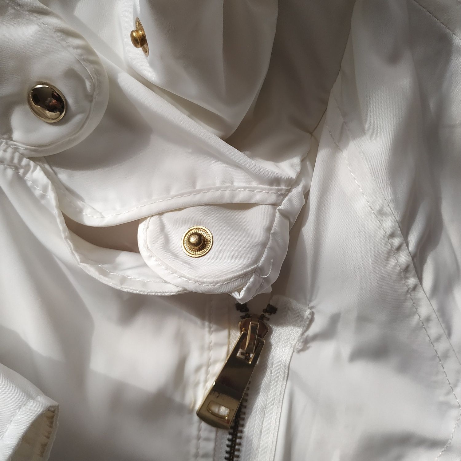 Letnia kurtka Zara Basic M biała elegancka ze złotymi ozdobami suwaki