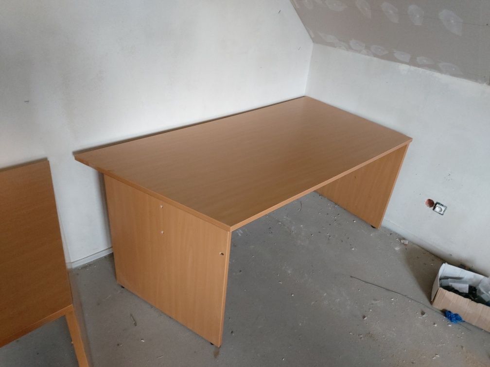 Dwa biurka o nieregularnym ksztalcie biurko