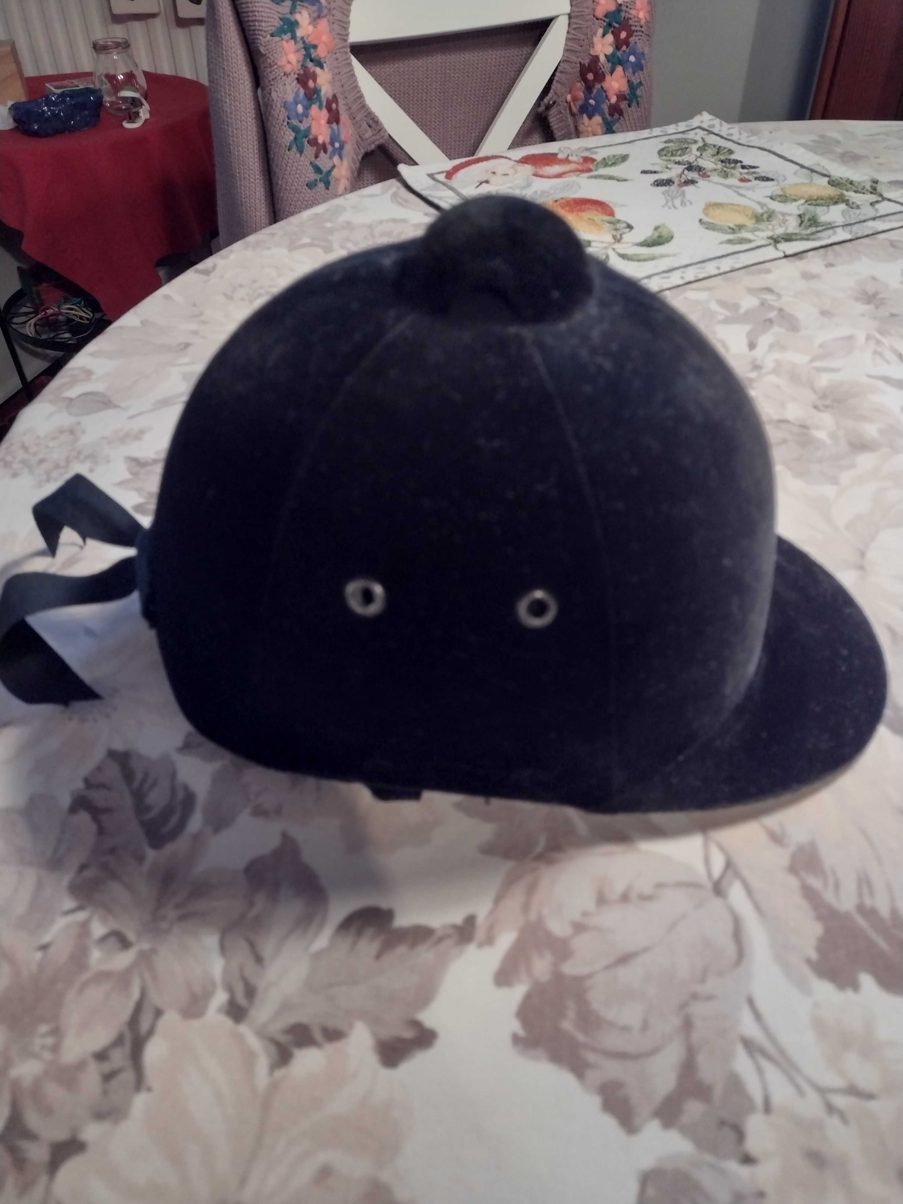 Toczek jeździecki - kask, obwód 58 cm, czarny, aksamit, stan idealny
