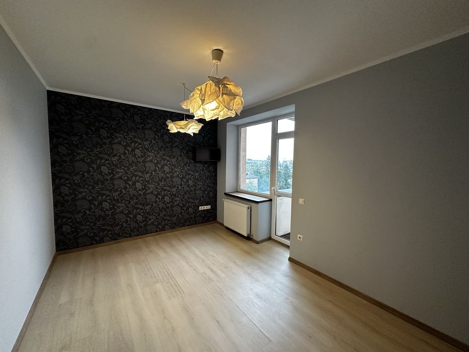 Продається простора 2-кімнатна квартира з коморою біля центру міста!