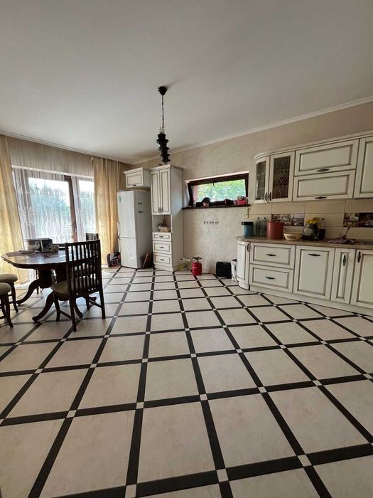 Продається сучасний приватний будинок с. Угринів 252 м2, 10 сот землі