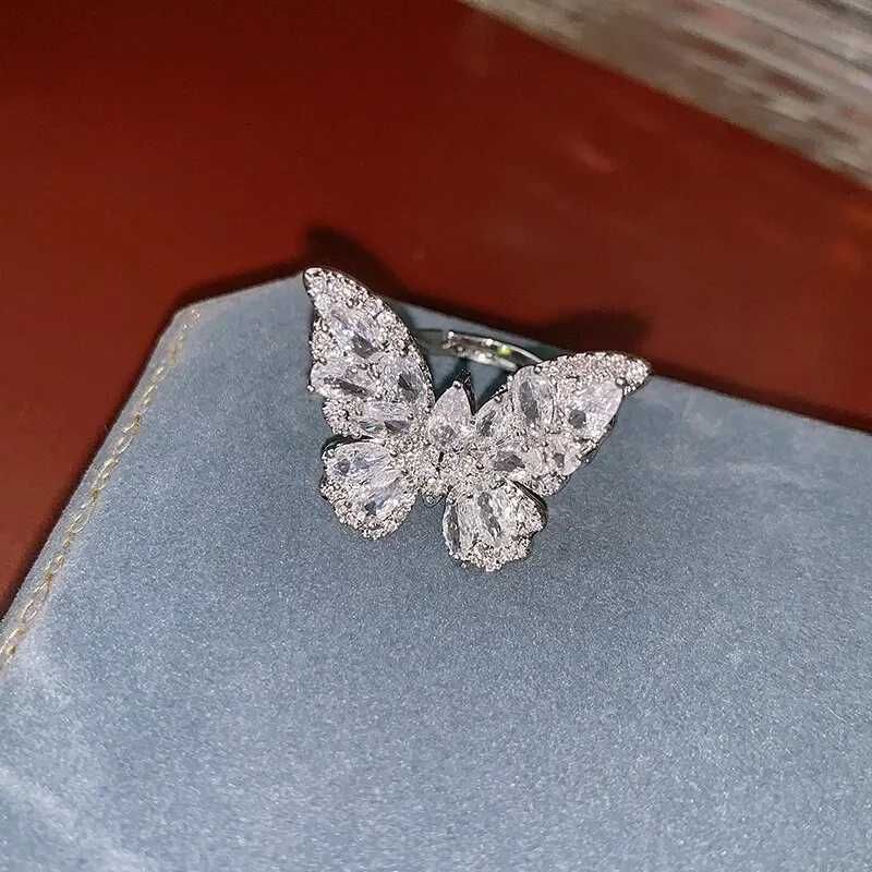 Pierścień motyl z cyrkoniami.