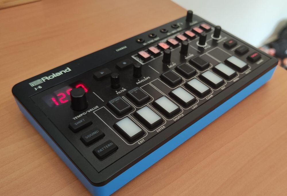 Roland Aira Compact j-6
Chord Synthesizer
Excelente estado, sem marcas