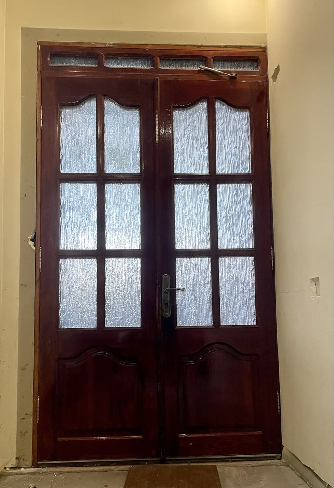 Дверь входная 260*148 см натур. дерево (сосна) с луткой и фурнитурой