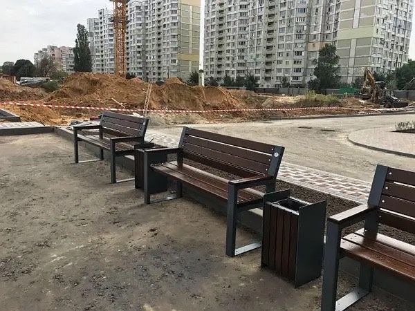 Лава паркова. Урна. Стіл.