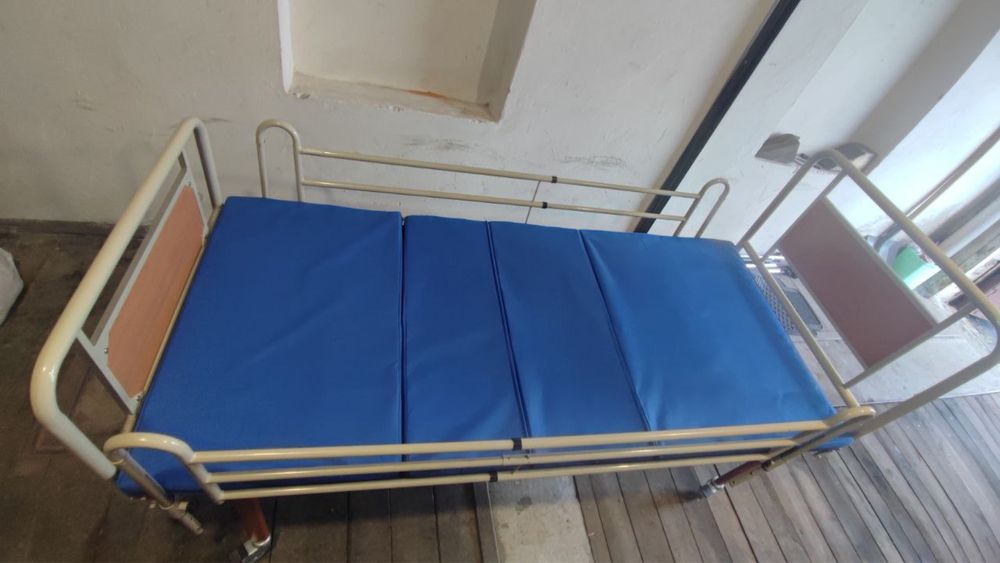 медичне ліжко з механізмом для лежачого