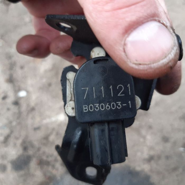 C Crosser 4007 Outlander czujnik poziomawania xenon PRZÓD