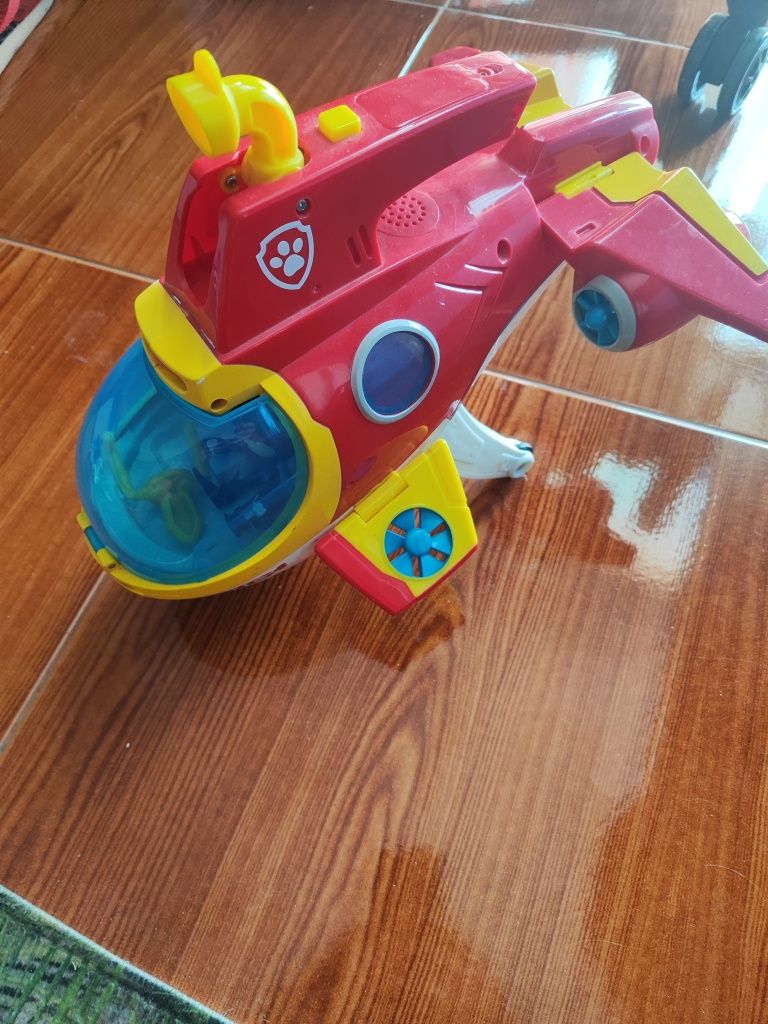 Vários brinquedos.