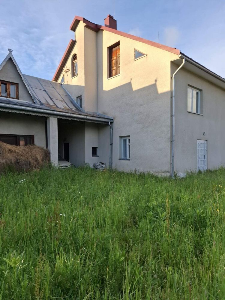 Продаються два будинки + 3 га землі в Карпатах