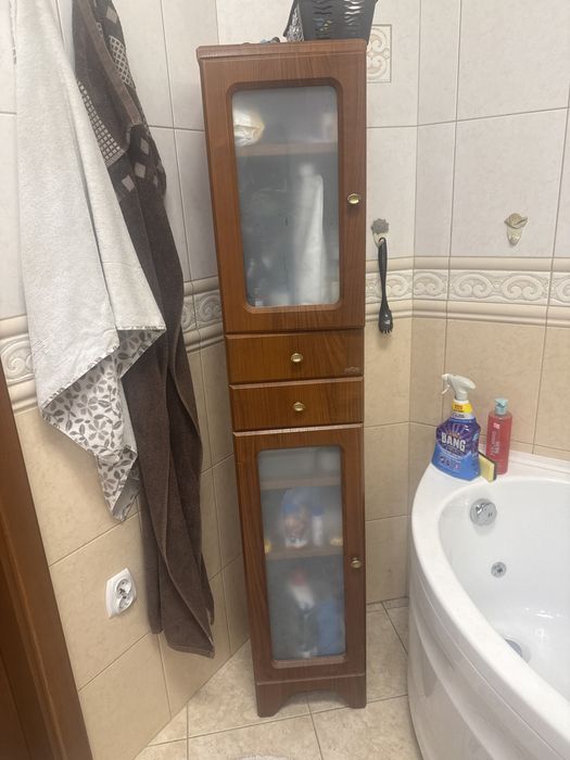 Słupek łazienkowy. Kolor: orzech.