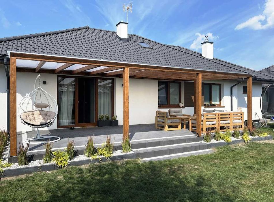 Nowoczesna pergola, zadaszenie z poliwęglanu, drewno BSH, altana