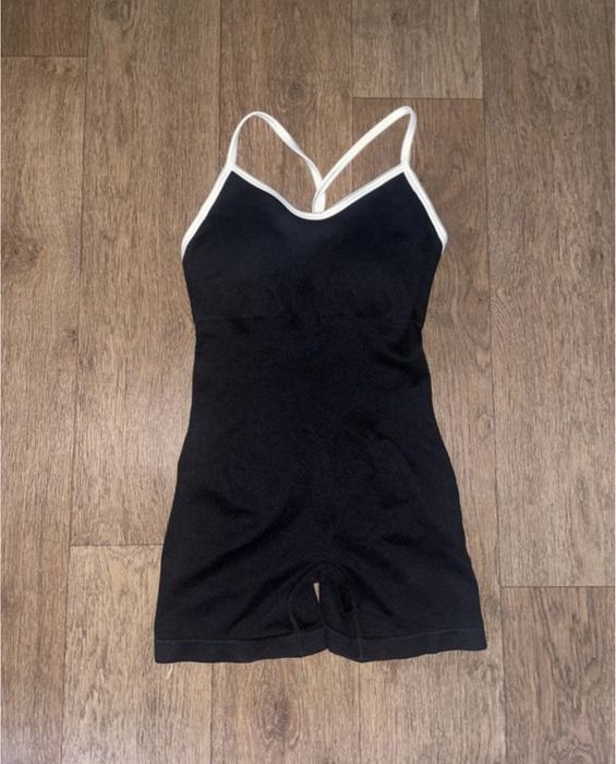 Чорний комбінезон-боді для тренувань з білими бретелями