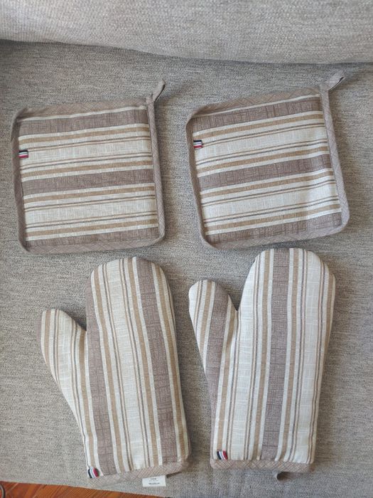 Conjunto de luvas e pegas de cozinha