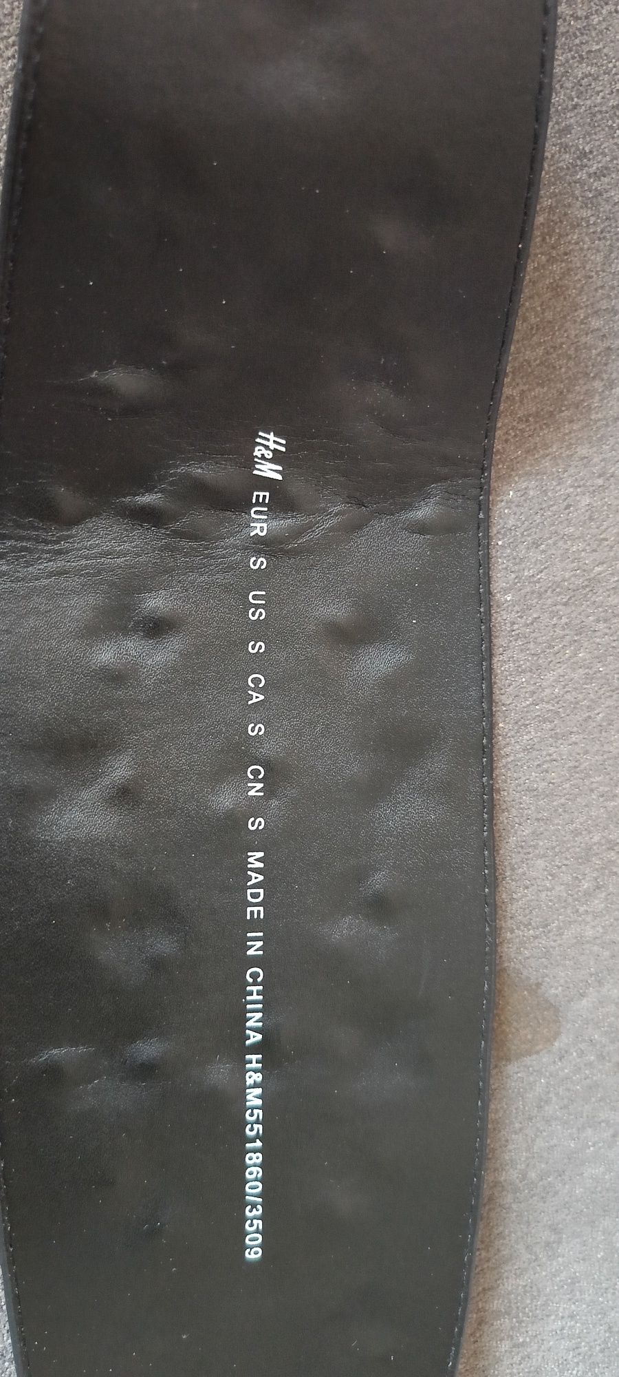 Pasek firmy H &M.